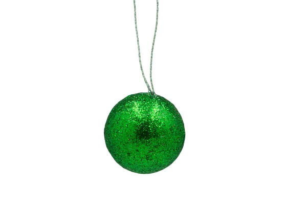 Natale palla rotonda verde smeraldo isolato  . — Foto Stock