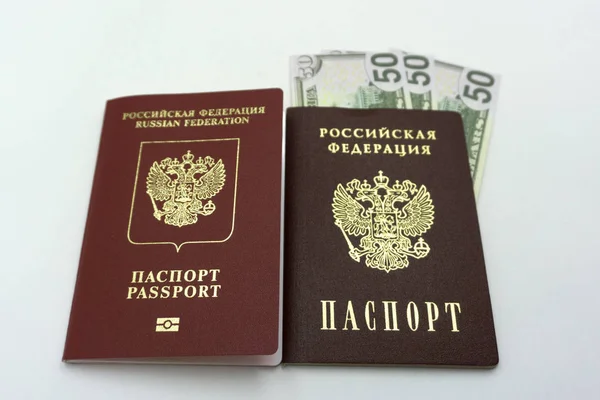 Russische paspoorten met cash dollars . — Stockfoto