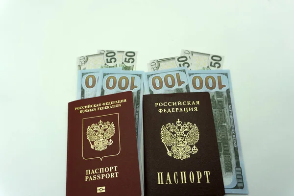 Thailändischer Pass und Stapel von uns Dollar-Geld-Pass — Stockfoto