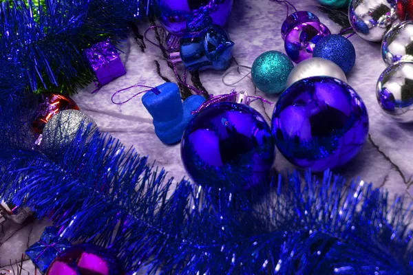 Brillantes juguetes de Navidad fondo azul — Foto de Stock