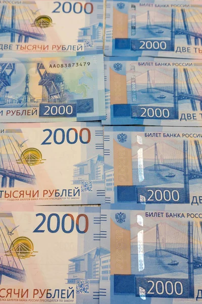 Achtergrond van de nieuwe bankbiljetten ter waarde van 2000 roebels . — Stockfoto