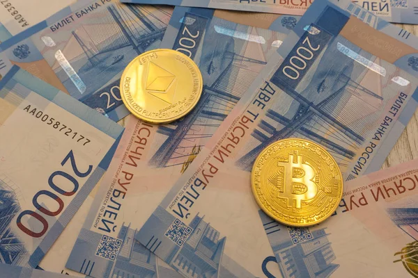 Golden cryptocurrencys Bitcoin, Ethereum, Litecoin and mound of gold - изображение бизнес-концепции  . — стоковое фото