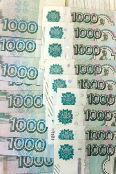 Mille roubles billets en forme de ventilateur. papier-monnaie russe pour arrière-plans et illustration  . — Photo
