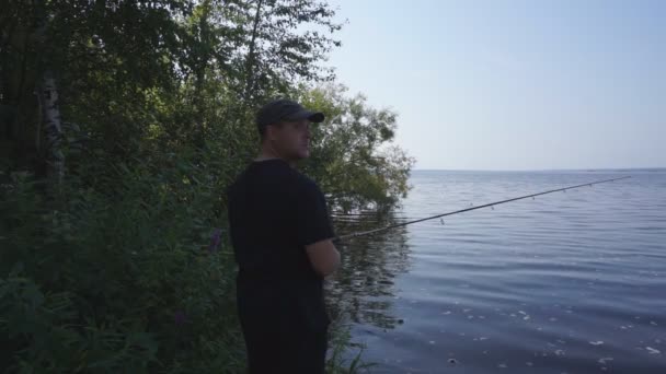 Med Ett Fiskespö Älvstranden Mannen Fiskare Fångar Fisk Fiske Spinning — Stockvideo