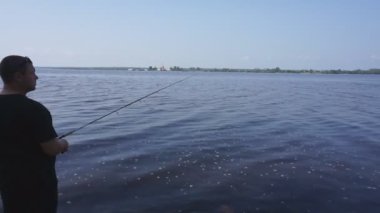 Bir balık adam balıkçı yakalar. Balık tutma, Breg nehir. -Kırsal bir kaçış kavramı. Balıkçılıkla ilgili makale.