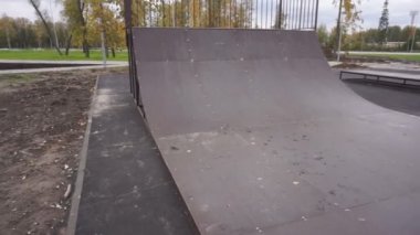 Extreme spor Bmx bisiklet dağ bisikleti hüner üstünde paten kurulu rampası Park.