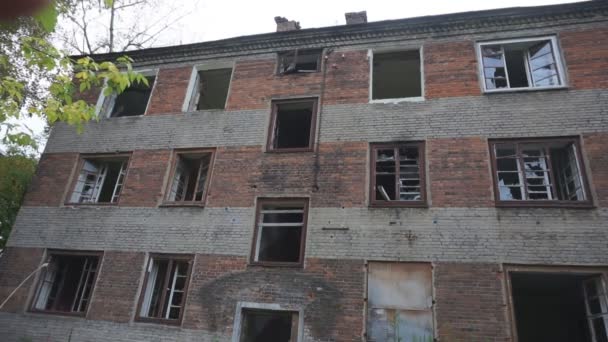 Ventanas Rodeadas Fragmentos Vidrio Tiras Arpillera Revoloteando Viento — Vídeo de stock