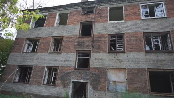 Ventanas Rotas Rodeadas Fragmentos Vidrio Tiras Irregulares Arpillera Revoloteando Viento — Vídeo de stock