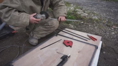 Lehçe endüstriyel değirmeni metal metal işleme tesisinde faaliyet kullanarak çalışan güç.