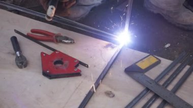 Ark inşa Kaynakçı brews metal sokakta