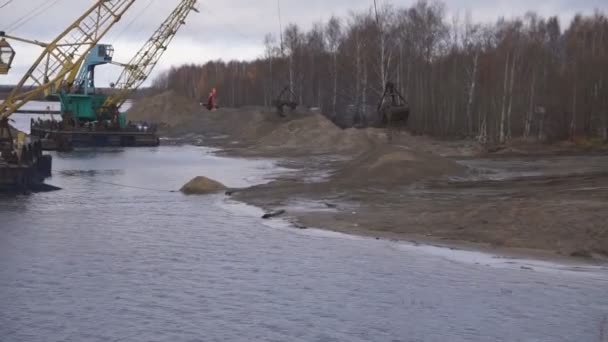 Unloading Sand Barge Shore River Spring Day — Stock Video