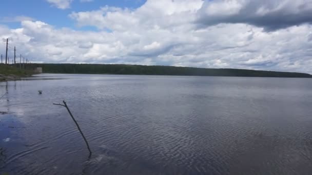 Vacker Utsikt Över Skogssjö Med Reflektion Fiskare Med Ett Fiskespö — Stockvideo