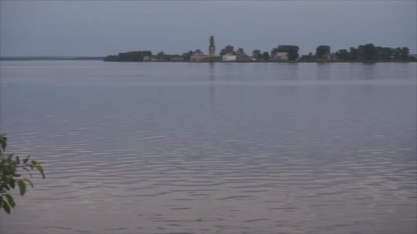 Річки Бік Церкви Село Вечірній Краєвид — стокове відео