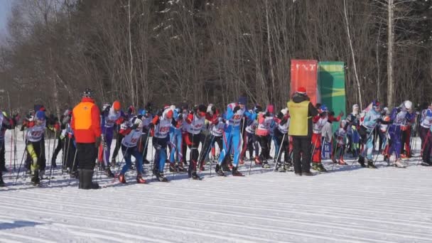 Rusia Berezniki Marzo 2018 Los Esquiadores Masculinos Comienzan Carrera Durante — Vídeos de Stock