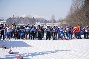 Rusya Berezniki 11 Mart 2018: bir grup kayakçı kayaklar üzerinde tırmanıyor. Rusya'nın bireysel Kayak yarışı .