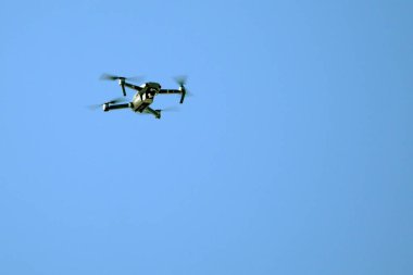 mavi gökyüzünde uçan uçak .