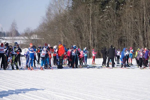 Russia Berezniki 11 marzo 2018: un gruppo di sciatori-atleti al via durante le gare di Coppa del Mondo di sci  . — Foto Stock
