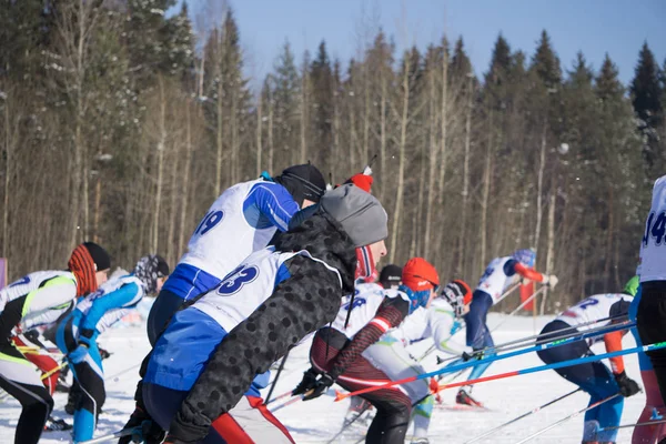 Ρωσία Berezniki 11 Μαρτίου 2018: ερασιτεχνικών διαγωνισμών σε Χιονοδρομικό Κέντρο αγωνιστική πειθαρχία, που ονομάζεται ένα μεγάλο αριθμό ανθρώπων έναρξη την ίδια στιγμή. — Φωτογραφία Αρχείου
