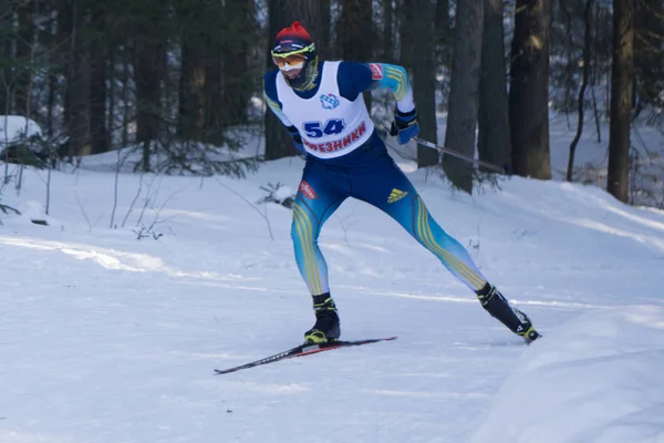 Berezniki Rosji 11 marca 2018: wyścig dwóch mężczyzn narciarzy w stylu lasu podczas narciarskich mistrzostw — Zdjęcie stockowe