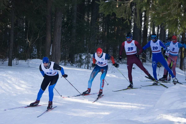 Russia Berezniki 11 marzo 2018: atleti-sciatori professionisti che corrono con gli sci  . — Foto Stock