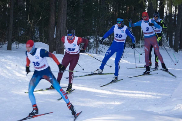 Esquiadores durante uma maratona de esqui nórdico Rússia Berezniki 11 Março 2018  . — Fotografia de Stock