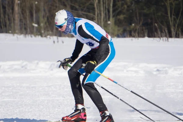 Een man met een ski lopen in de sneeuw-Rusland Berezniki 11 maart 2018 . — Stockfoto