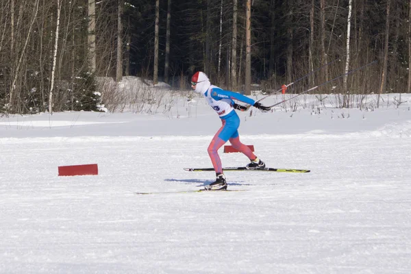 降雪時高速スキーにひげを生やしたヴィンテージ スキーヤー ゴーグル-ロシア ベレズニキ 2018 年 3 月 11 日 . — ストック写真