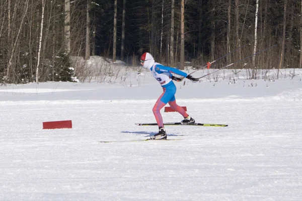 Skäggiga vintage skidåkare i ski skyddsglasögon snabb under snöfall-Ryssland Berezniki 11 mars 2018 . — Stockfoto