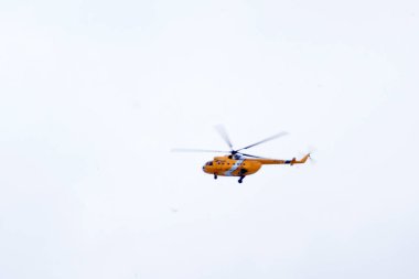 Turuncu helikopter kötü havalarda uçuyor .