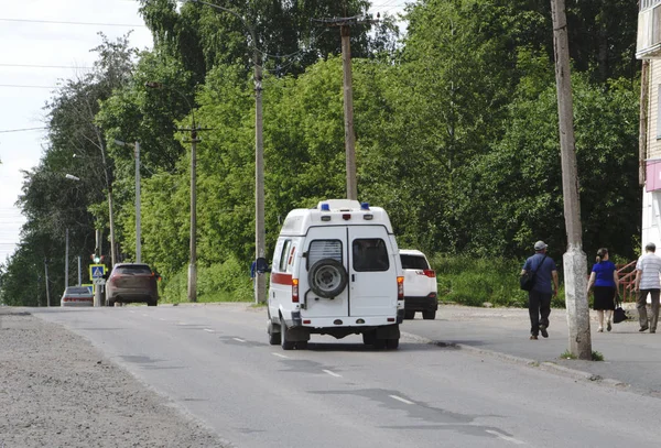 Швидка допомога в місті на розмитому тлі  . — стокове фото