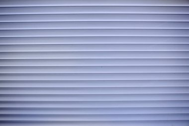 Güneş ışığı penceresindeki kapalı plastik perde .