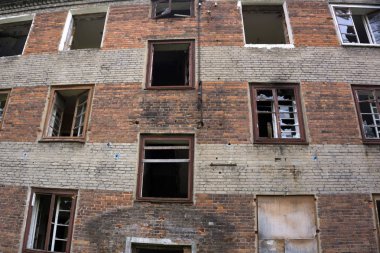 Kırık pencereyi bir eski terk edilmiş fabrika binası.