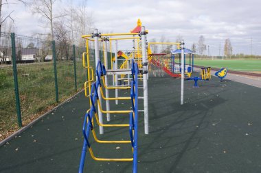 Parktaki bahçedeki renkli oyun parkı.