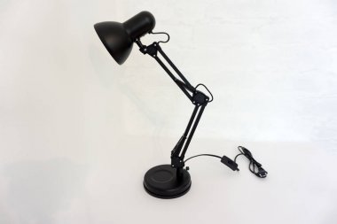 Masa lambası beyaz bir arka plan üzerinde duruyor .