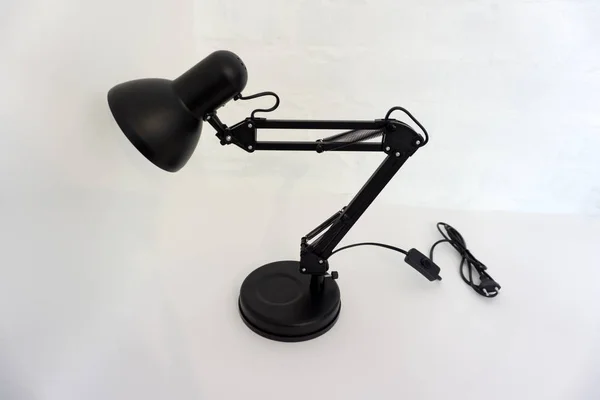 Lampe de bureau vintage noir isolé sur blanc  . — Photo