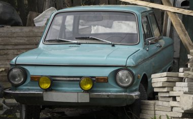 havana, Küba'nın çöken binaların karşı eski bir araba bu görüntü gösterir