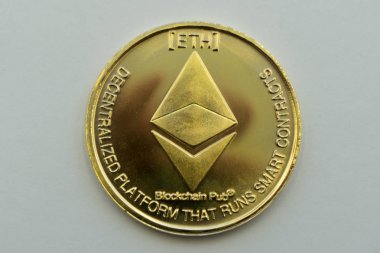 Eter madeni para ya da ethereum blockchain ve siber para birimi göstermek için altın zemin üzerine yığını .