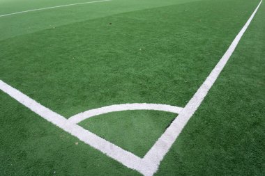 futbol sahası ve mavi gökyüzü .