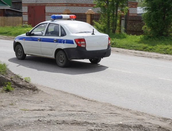 Auto della polizia russa con luci lampeggianti — Foto Stock