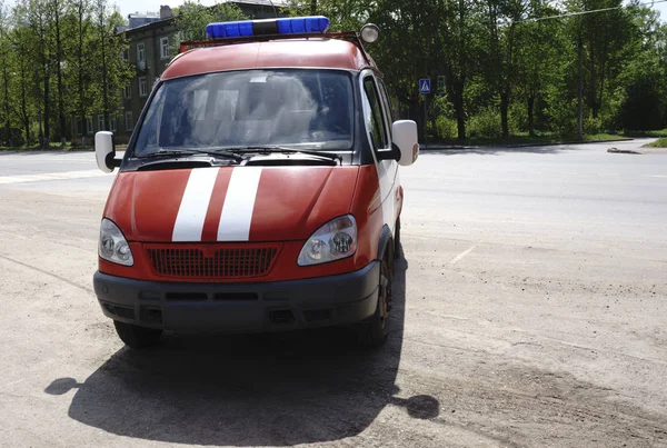 Rotes Feuerwehrauto mit Blaulicht — Stockfoto