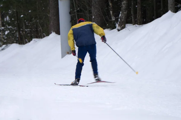 Skipiste op de achtergrond en de skiër met de apparatuur . — Stockfoto
