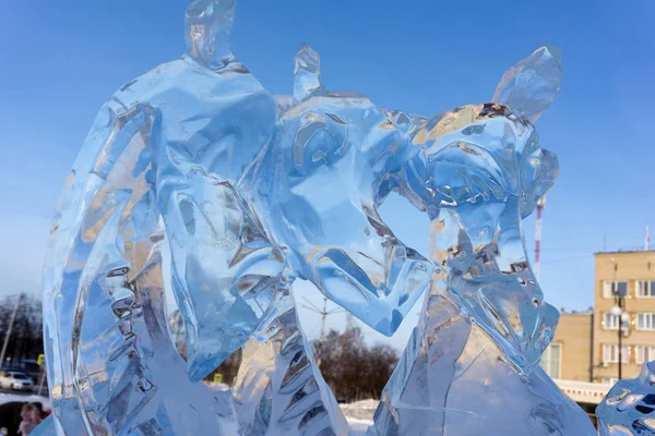 Ice figure of ice glistening in the sun against the blue sky — Stock Photo, Image