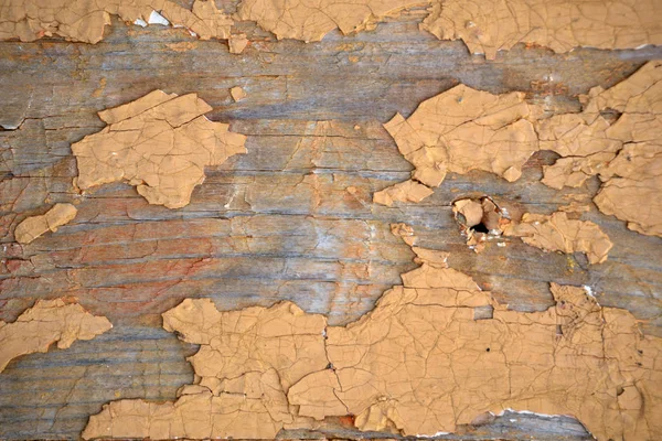 Текстура пилинговой желтой краски на старой деревянной поверхности . — стоковое фото