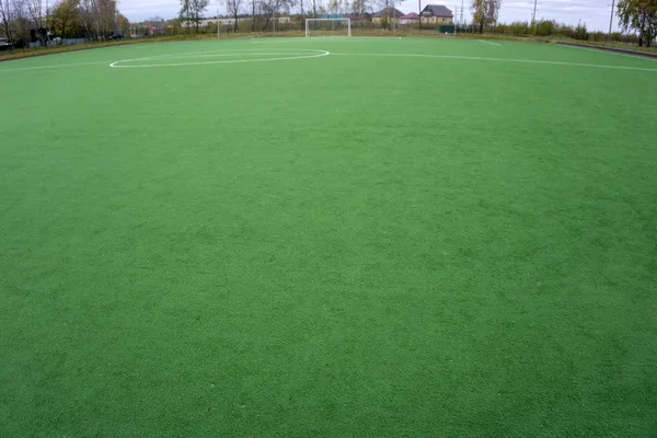 Fotbollsplan och blå himmel . — Stockfoto