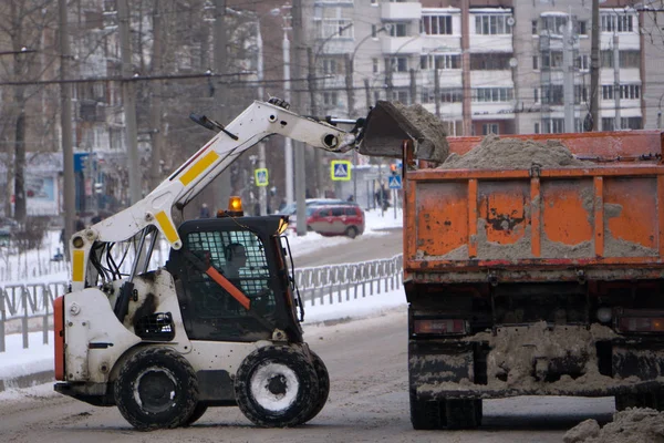 Nieve arado al aire libre limpieza calle tractor coche , — Foto de Stock