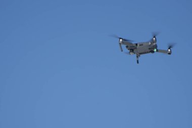 Drone Quadcopter berrak gökyüzü arka plan üzerinde uçan kamera ile .