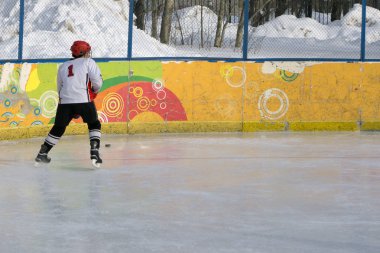 hokey oyuncusu saldırılarına ve puck vuruyor .