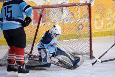 Buz hokeyi kaleci onun net önünde. Resim Ice arena.