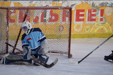 Hokey kalecisi sokak hokeyi maçında kapıda açılımı-Rusya BEREZNIKI 13 Mart 2018 .