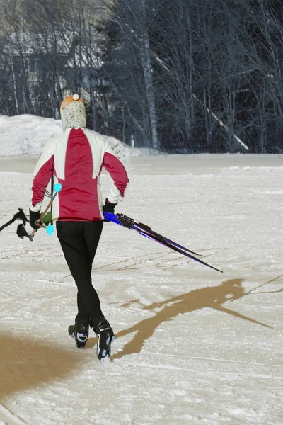 Winter sexy meisje met grijze sport pak en ski 's. — Stockfoto